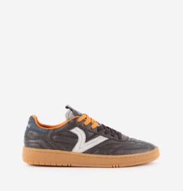 Zapatilla Victoria Smash de piel marron con 'V' blanca lateral, cordones naranjas y suela de goma caramelo