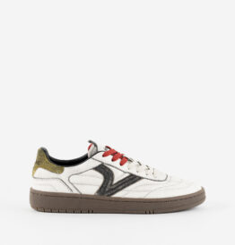 Zapatilla de piel blanca Victoria Smash Pista Washed con V lateral negra, cordones rojos y suela de goma marrón